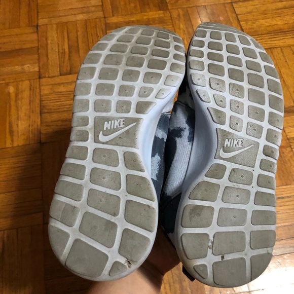 Nike Women’s Roshe Run Print Camo - Picture 7 of 9
